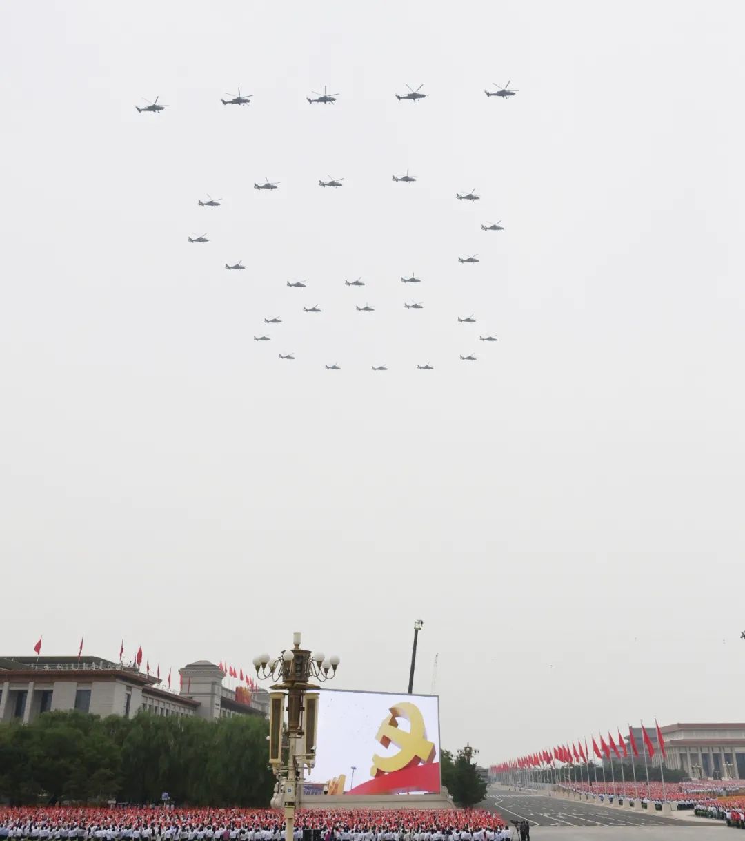 这是飞行庆祝表演。新华社记者 罗晓光  摄