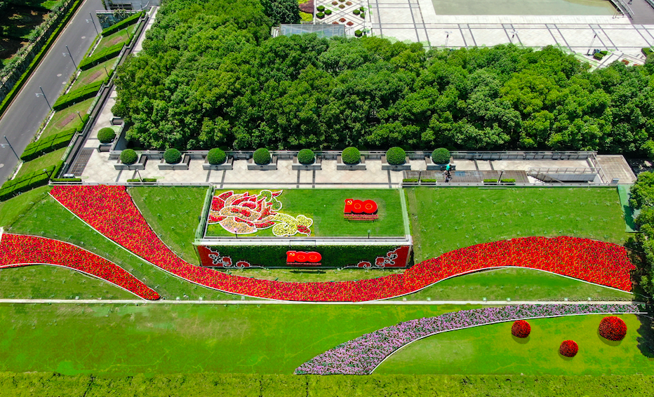 右侧放置100周年主题logo呼应建党主题.