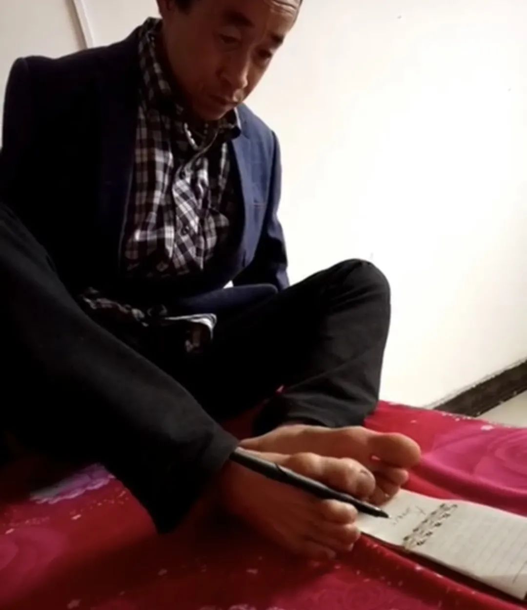 6岁失去双臂，母亲哭瞎眼睛，泾源男子用双脚与命运抗争！休闲区蓝鸢梦想 - Www.slyday.coM