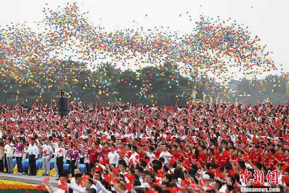 　　资料图：7月1日上午，庆祝中国共产党成立100周年大会在北京天安门广场隆重举行。图为庆祝大会现场放飞气球。中新社记者 韩海丹 摄