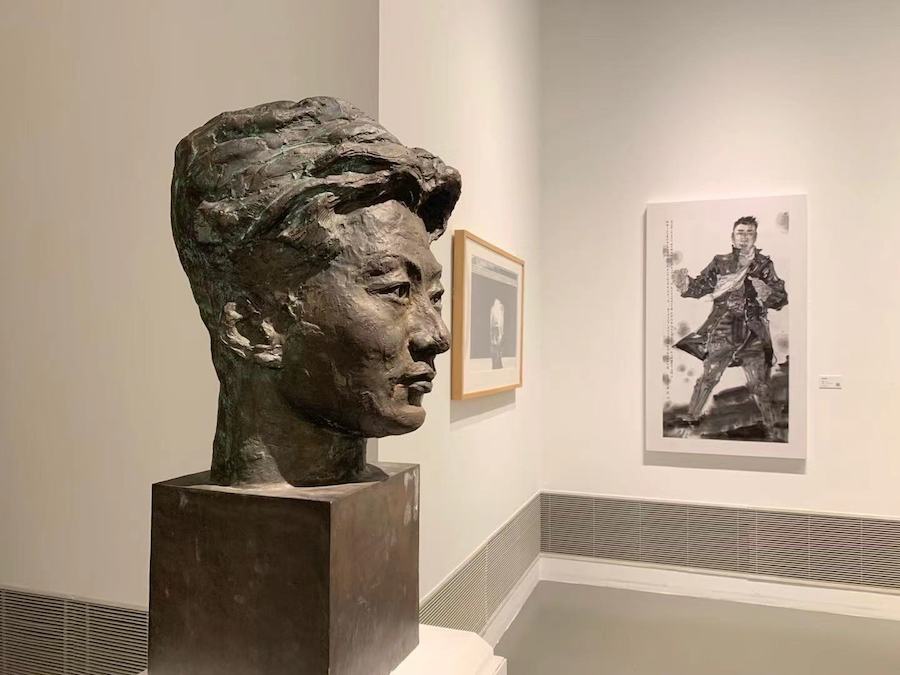 同样可见细节的是张充仁的《聂耳头像》(1983),这件作品是淮海路复兴