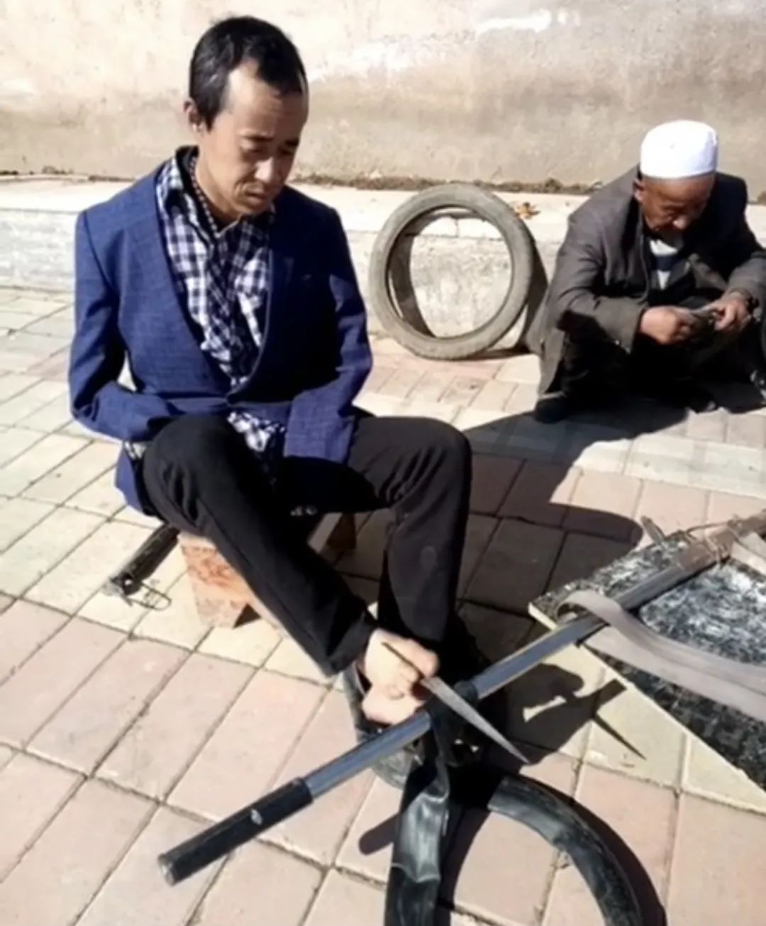 6岁失去双臂，母亲哭瞎眼睛，泾源男子用双脚与命运抗争！休闲区蓝鸢梦想 - Www.slyday.coM