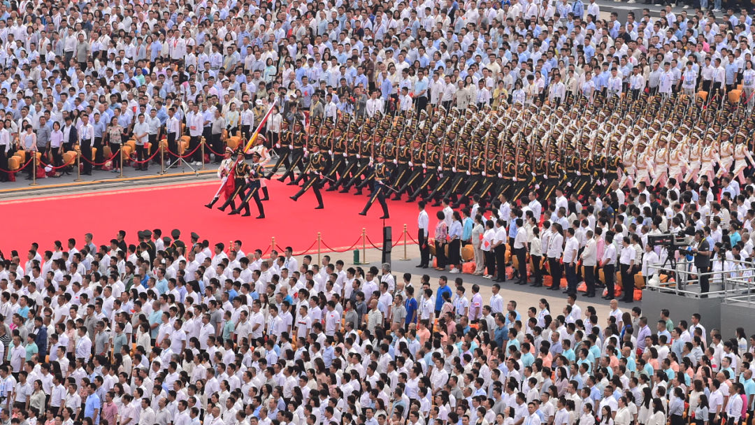 这是国旗护卫队准备升旗。新华社记者 李贺 摄