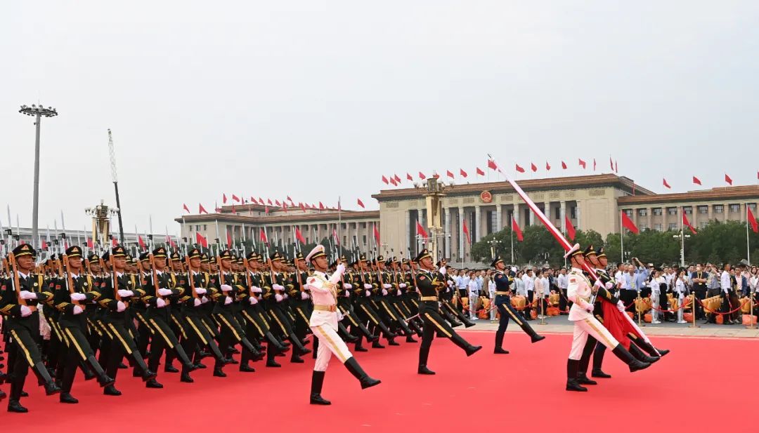 这是国旗护卫队准备升旗。新华社记者 李鑫 摄