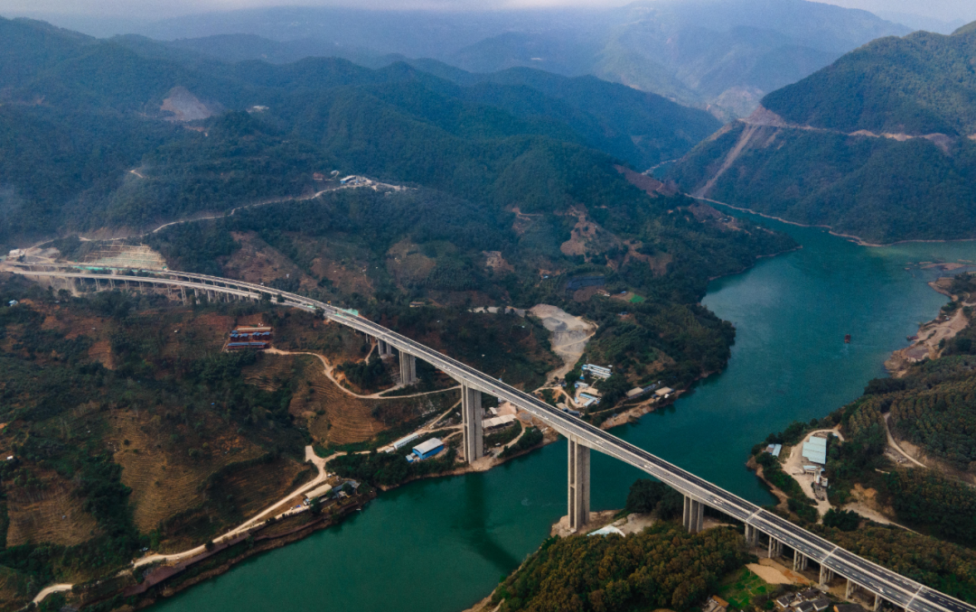 这是1月13日拍摄的云南省墨临高速公路澜沧江(昔归)特大桥(无人机