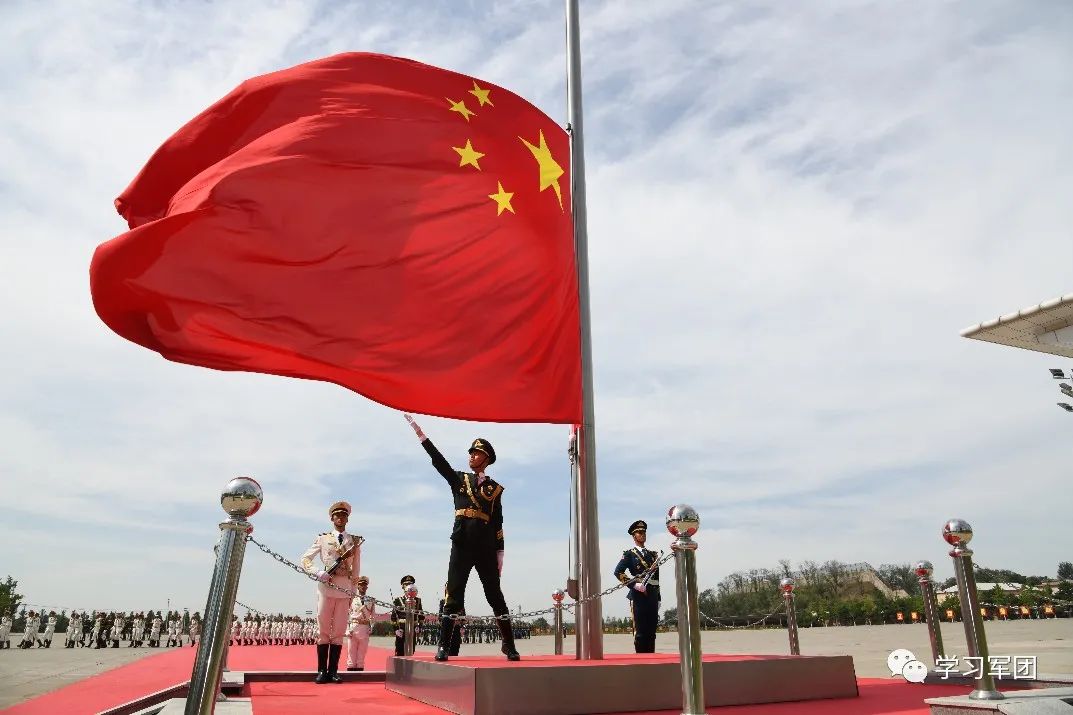 每一次执行任务国旗护卫队和礼炮鸣放队上百人统一动作百米不偏分毫百