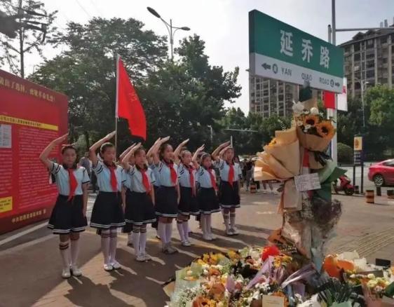 合肥延乔路路牌被鲜花包围，市民寄语：这盛世如你们所愿