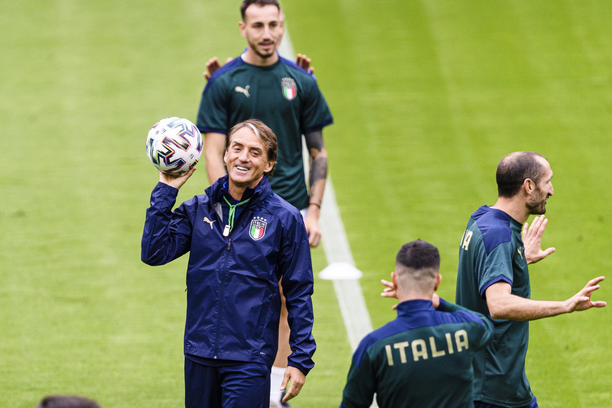 意大利队赛前训练气氛轻松。