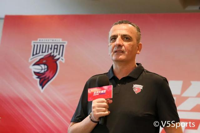 随后签下塞尔维亚篮球名宿德拉甘·罗萨作为球队主教练