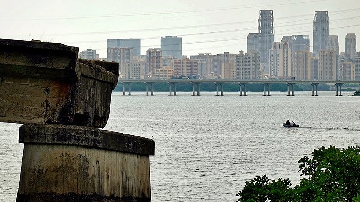 历史和现实相望,远处是南渡江现投入使用的大桥——海瑞大桥.