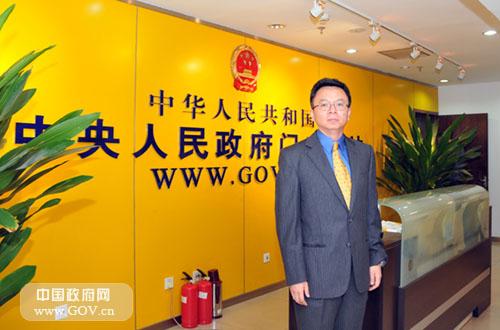 （2009年8月，担任条法司司长的李波参观中国政府网）