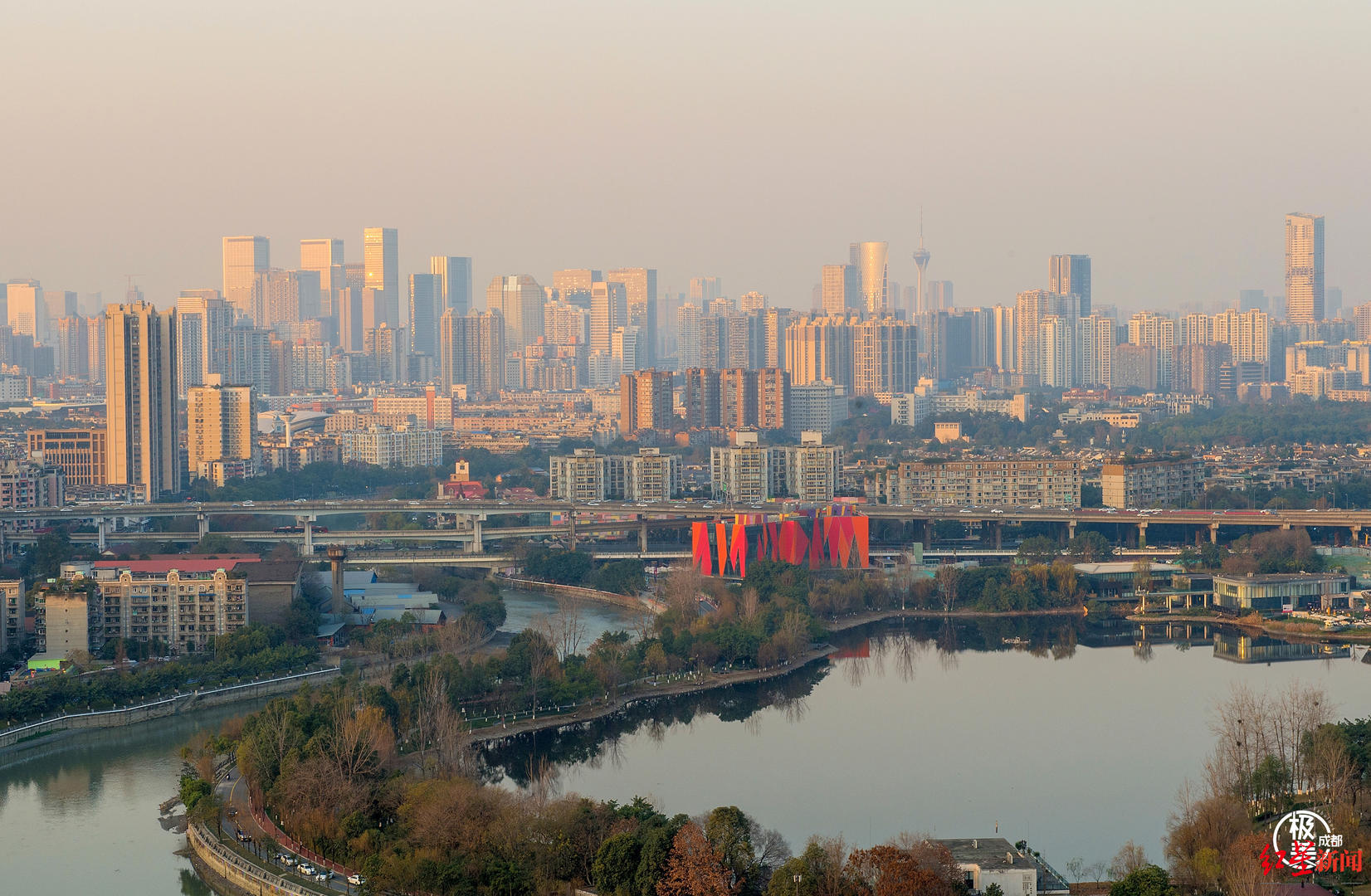 成都武侯区二环路高架桥边的东湖公园和城市建筑群
