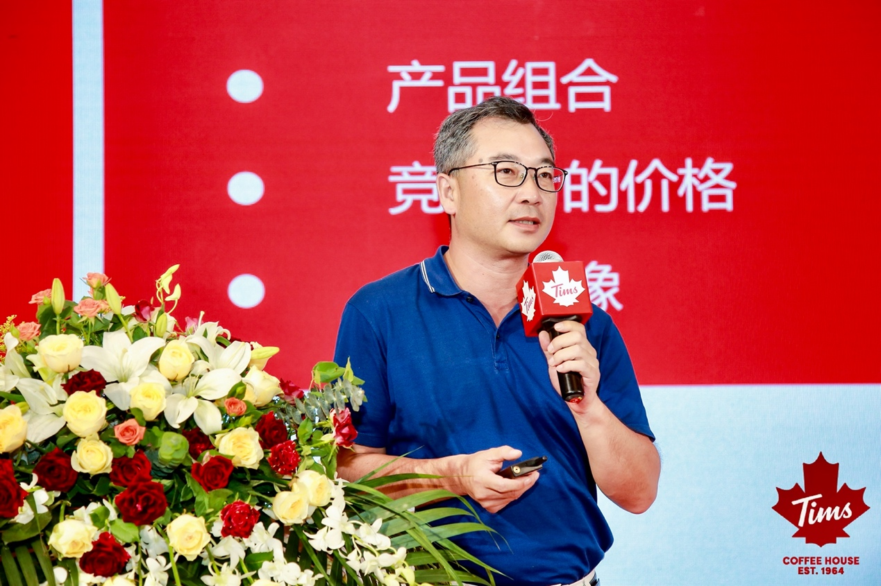 会议尾声,tims咖啡全国首席发展官李柏青先生跟在场的嘉宾共同展望了