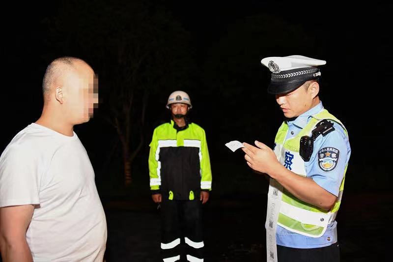 东阳交警主动出击查扣隐患车辆 图片来源:东阳交警