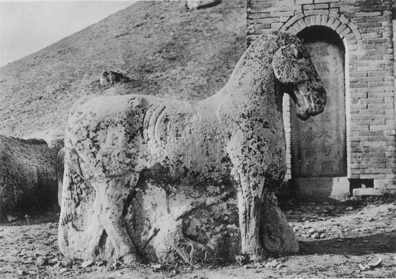 图13、霍去病墓前石刻“马踏匈奴”，谢阁兰考察团1914年拍摄