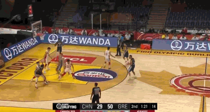 “字母弟弟”科斯塔斯·阿德托昆博补篮暴扣。