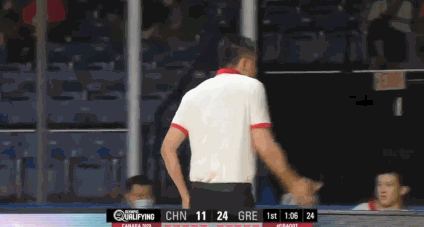 杜锋指导对着替补席“输出”。