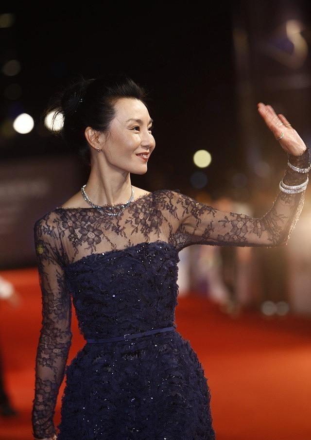 穿白色斜肩连衣裙走红毯,56岁气质很惊艳|礼服|张曼玉_新浪新闻