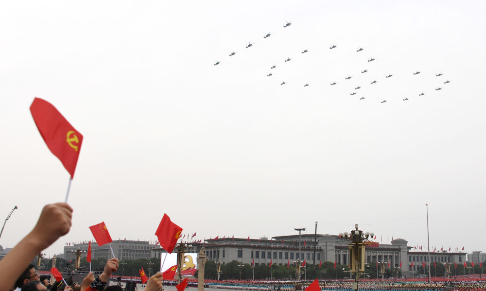 7月1日上午，庆祝中国共产党成立100周年大会在北京天安门广场隆重举行。这是飞行庆祝表演。新华社记者 李欣 摄