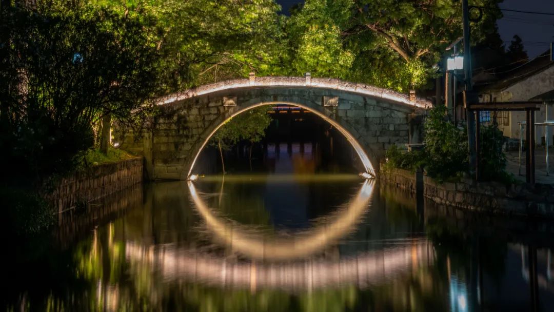 林老桥为单孔青石拱桥,桥面青石十分光滑,台阶上满是岁月的记忆.