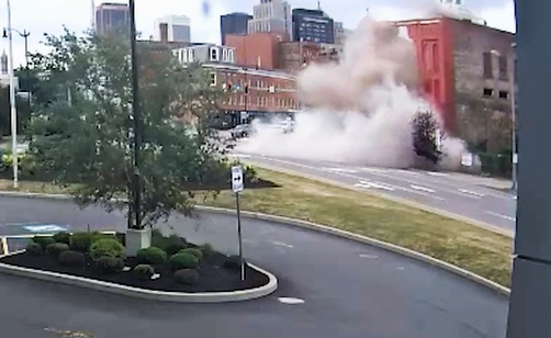 美国纽约一建筑部分坍塌：扬起大片灰尘 楼下汽车瞬间被埋没休闲区蓝鸢梦想 - Www.slyday.coM