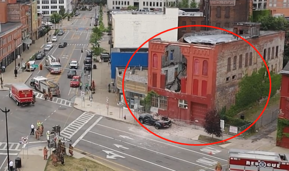 美国纽约一建筑部分坍塌：扬起大片灰尘 楼下汽车瞬间被埋没休闲区蓝鸢梦想 - Www.slyday.coM