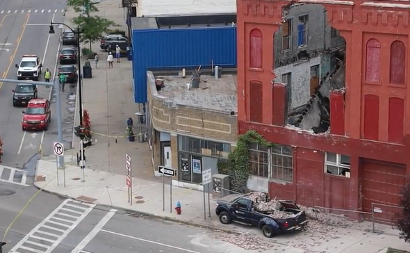 美国纽约一建筑部分坍塌：扬起大片灰尘 楼下汽车瞬间被埋没休闲区蓝鸢梦想 - Www.slyday.coM