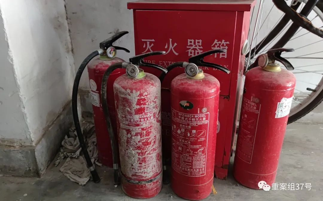 和义西里小区楼道中的灭火器.新京报记者 赵敏 摄