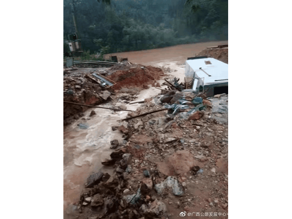 今天上午柳州桂林迎来洪峰柳州上线滴滴打船服务桂林市民淡定看风景