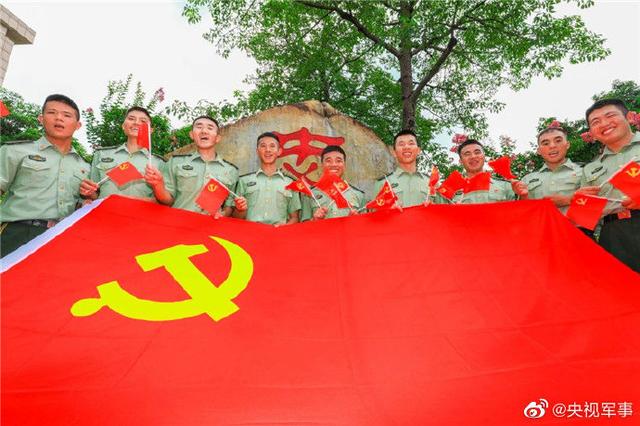 武警官兵与党旗创意同框照