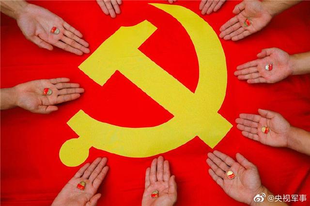 武警官兵与党旗创意同框照