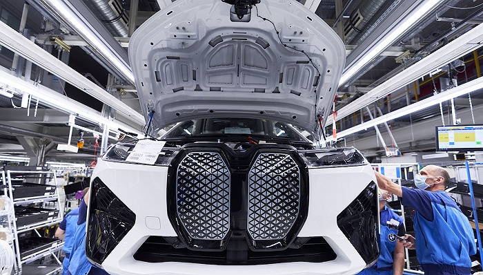 宝马纯电动旗舰SUV车型iX在德国丁格芬工厂量产