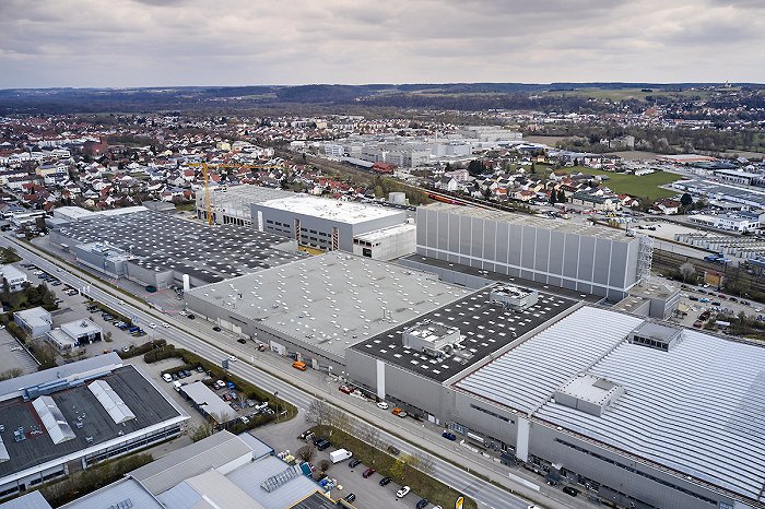 宝马纯电动旗舰SUV车型BMW iX在德国丁格芬工厂量产