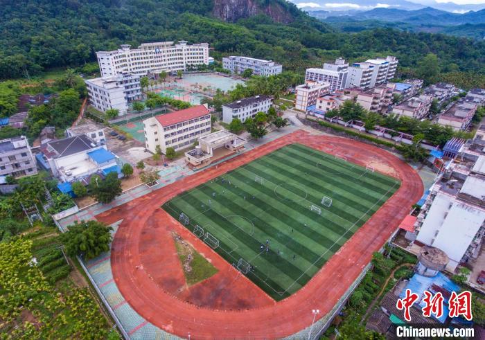 航拍海南琼中黎族苗族自治县乌石学校. 骆云飞 摄