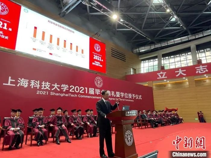 中国工程院院士钟南山3日在沪参加上海科技大学2021届毕业典礼 郑莹莹 摄