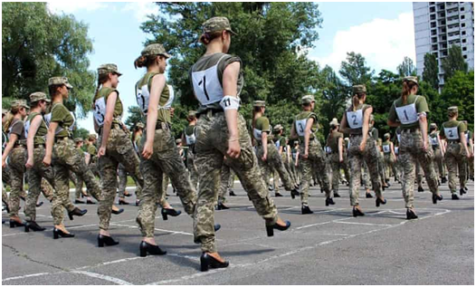 乌克兰女兵在进行踢正步练习，不过都穿着高跟鞋。图源：外媒