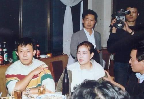 刘晓庆与朱时茂罕同框饭桌对唱超默契67岁朱时茂一头黑发显年轻