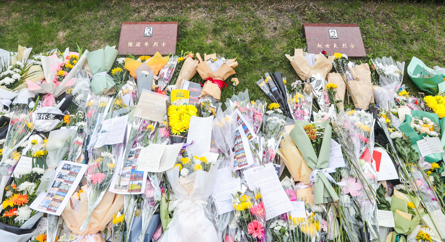 在陈延年、赵世炎烈士墓前，追思者敬献的鲜花和留下的信纸铺满了草地。新华网吴恺 摄