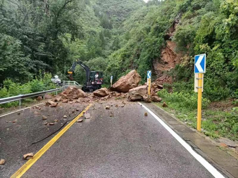 降雨期间养护集团处置积水断路突发事件7起 已抢通5处