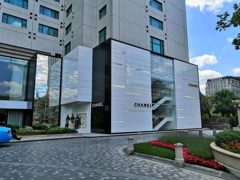 7月3日上午,在位于王府半岛酒店一层的香奈儿旗舰店,香奈儿2.