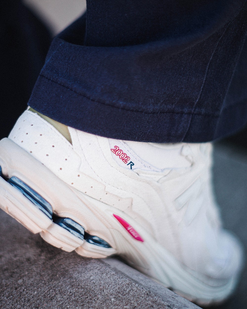 今年最火鞋型之一!「不规则剪裁」2002r 质感粗犷又细腻!