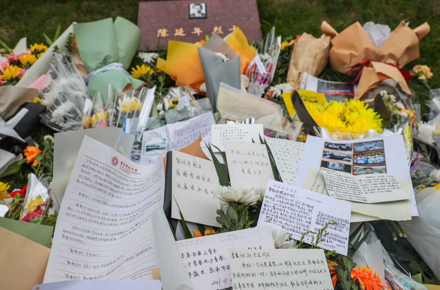 追思者敬献的鲜花和留下的信纸铺满了陈延年烈士墓。新华网吴恺 摄