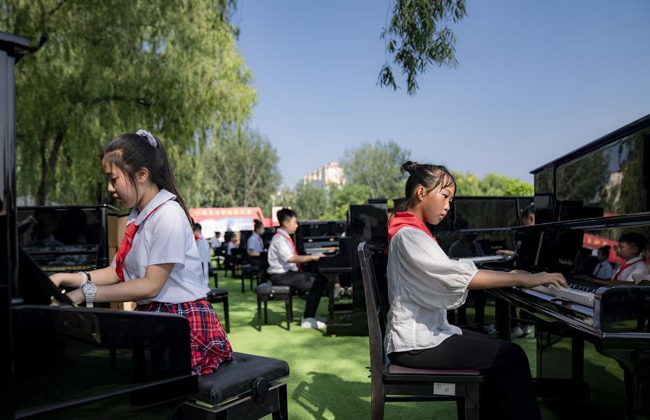 营口:百名小学生钢琴合奏《唱支山歌给党听》