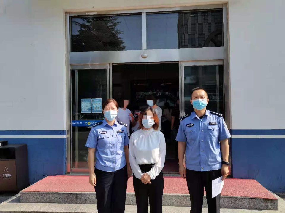 城阳:女子柜台办业务,户籍警足不出户抓逃犯