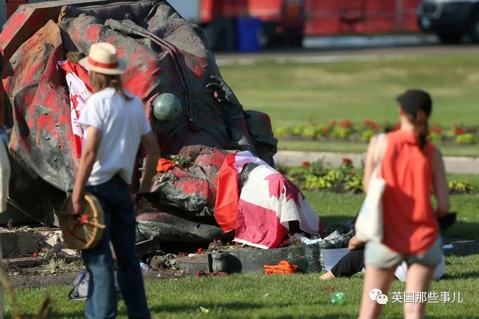 土著儿童死亡1287人!掀女王像,焚烧教堂,全国游行,加拿大乱了