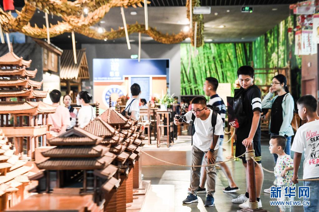 参观者在广西民族博物馆里参观风雨桥模型（2019年10月4日摄）。新华社记者 曹祎铭 摄