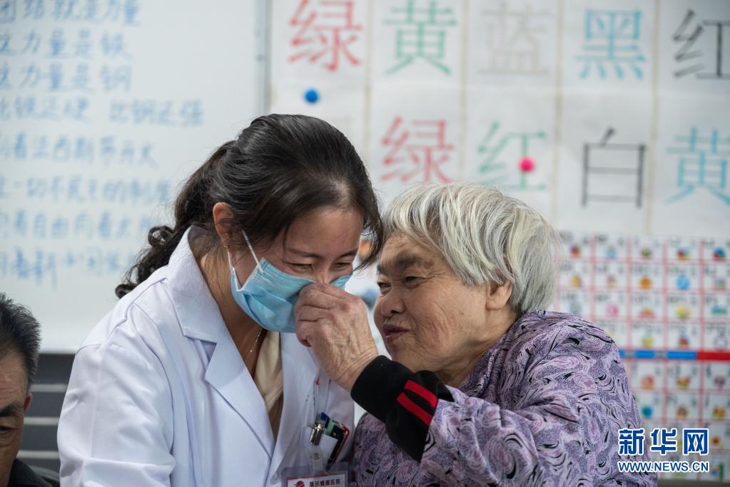 　　在湖南省邵阳市隆回县隆回魏源医院，一名老年公寓的老人跟医护人员亲密交流（2020年10月12日摄）。新华社记者 才扬 摄