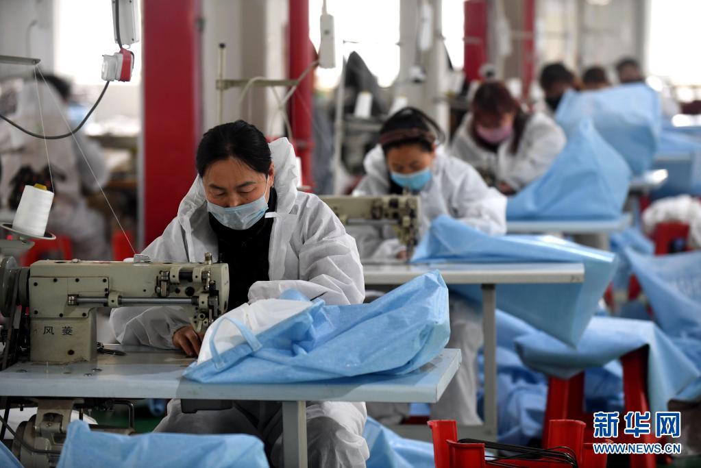工人在河北阜平县平阳村手工业扶贫车间工作（2020年4月10日摄）。新华社记者 王晓 摄
