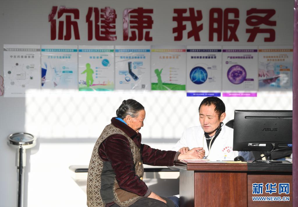 　　重庆市巫山县巫峡镇春泉村村民姜贤桂（左）在村卫生院看病（2019年12月26日摄）。新华社记者 王全超 摄
