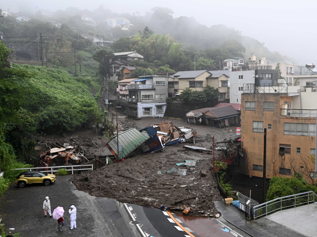 连日降雨导致日本静冈县热海市3日发生大规模泥石流,目前已导致两人